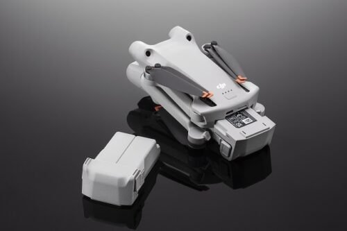 Batería Inteligente de Vuelo Plus junto a un dron DJI Mini 3 plegado, disponible en TECDJI PERÚ, Lima