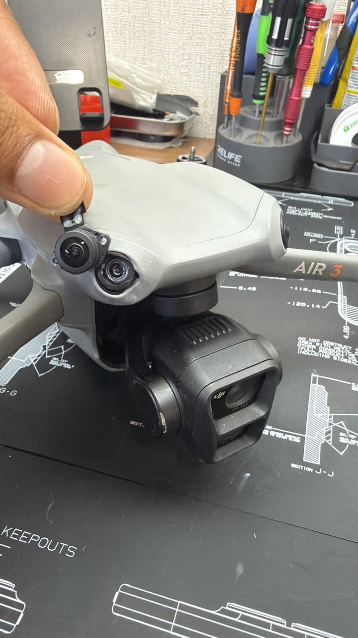 Técnico de TECDJI PERÚ retirando el módulo de sensores de visión de un DJI Air 3 para su reemplazo