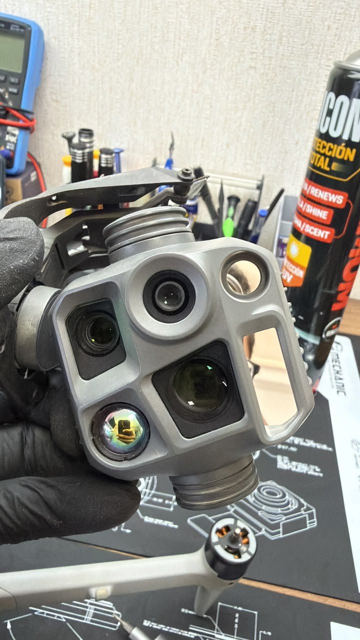 Gimbal multicámara de un DJI Matrice 4 en servicio técnico, sostenido por un técnico de TECDJI PERÚ con guantes antiestáticos